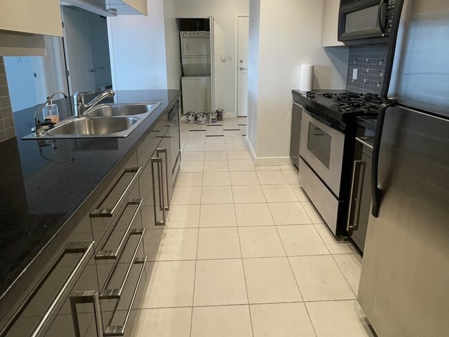 Building Photo - 1408 Strathmore Mews