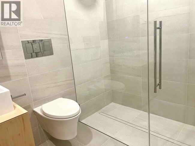 Building Photo - 1568 Alberni St