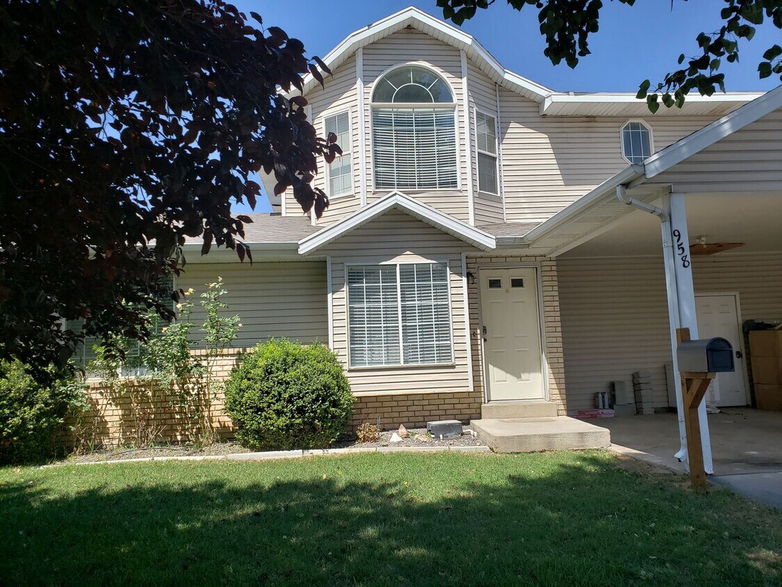 Primary Photo - Spacious and Pet Friendly Payson Twinhome