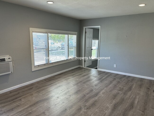 Building Photo - New On The Rental Market This Nice Single Story 3 Bedroom Home!!!