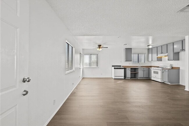 Foto del edificio - 38501 Larkin Ave