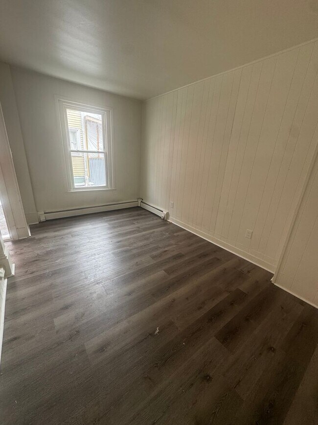 Building Photo - Beautifully Remodeled 4-bedroom Home located in Allentown