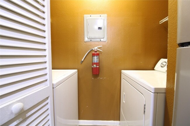 Building Photo - 4348 S Kirkman Rd