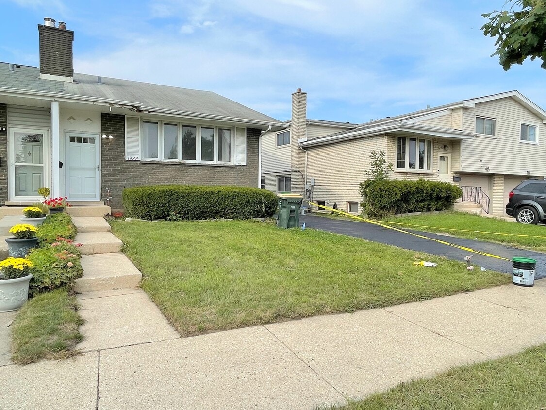 1422 E Lillian Ave, Arlington Heights, IL 60004 Townhome Rentals in