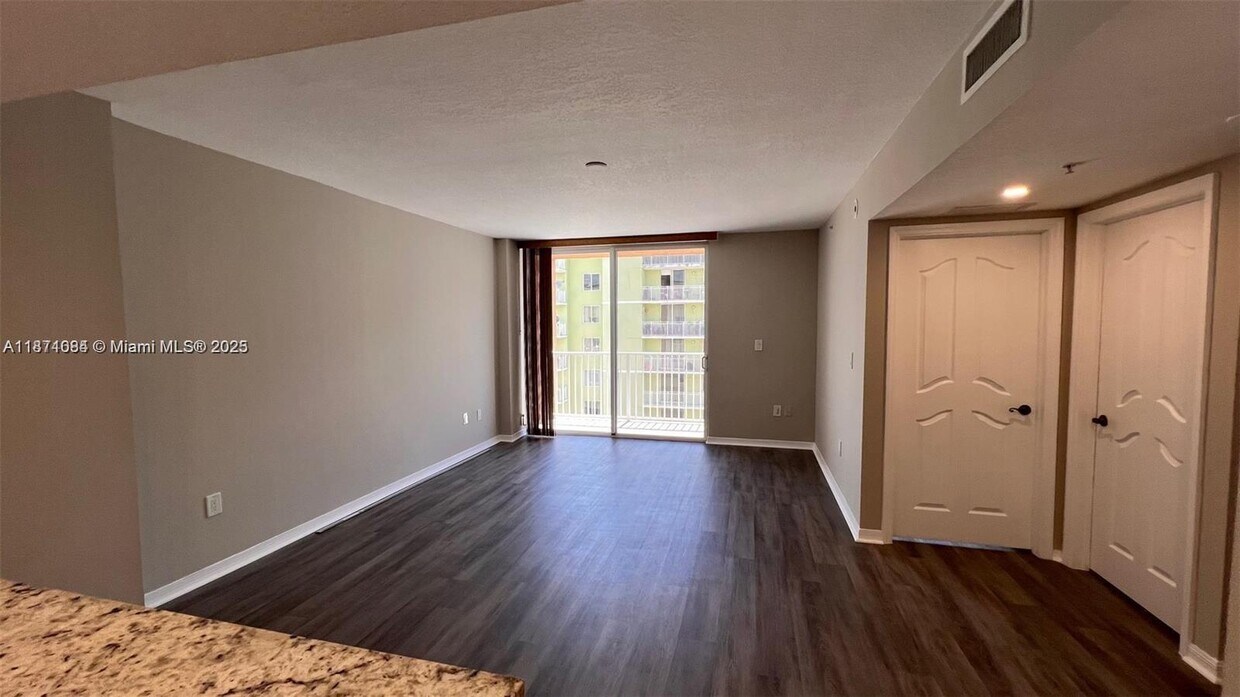 Foto principal - 218 NW 12th Ave