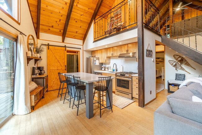 Building Photo - 300 Tomahawk Ave