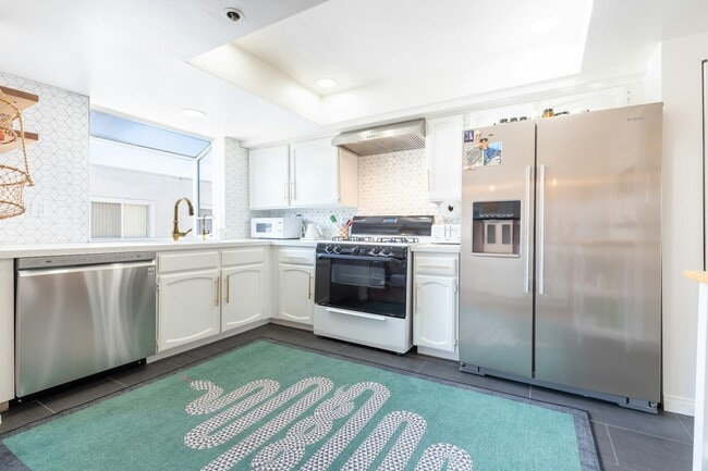 Building Photo - 1001 Figueroa Terrace