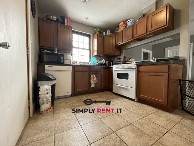 Foto del edificio - 3 Bedroom With Off-Street Parking Near Campus