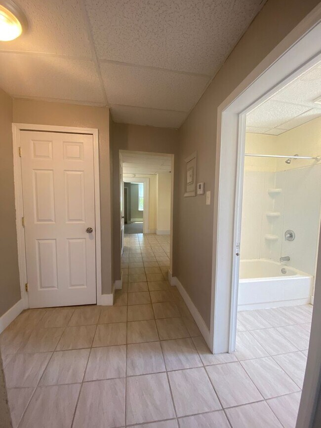 Building Photo - Spacious 1BR Apt now showing!