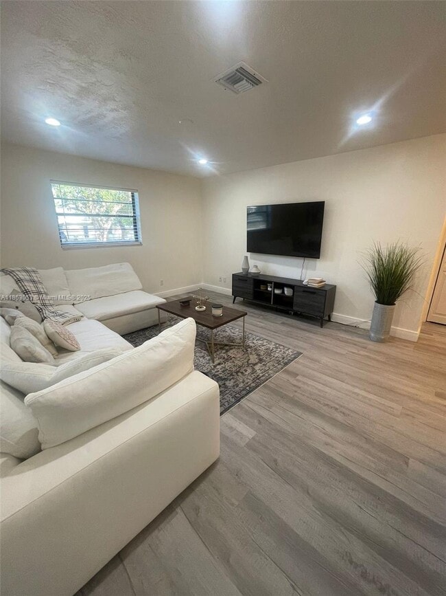 Foto del edificio - 1736 N 16th Ct