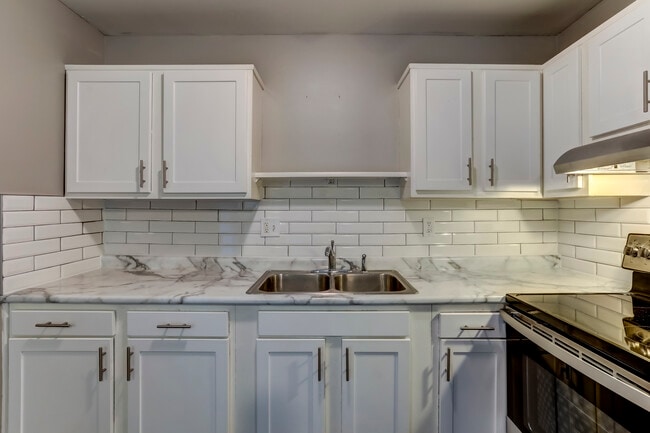 Building Photo - 5640 Pardee
