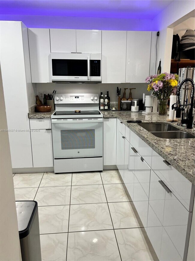 Foto del edificio - 100 NW 76th Ave