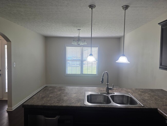 Building Photo - Nice 3 bedroom, 2 bath home with 2 car gar...