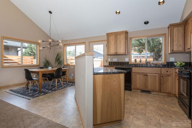 Foto del edificio - Single Level NE Bend Home