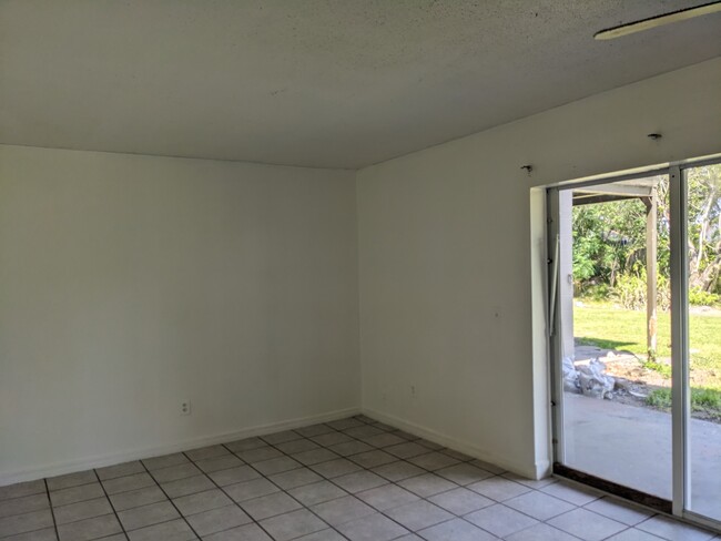 Building Photo - 5885 Dahlia Dr