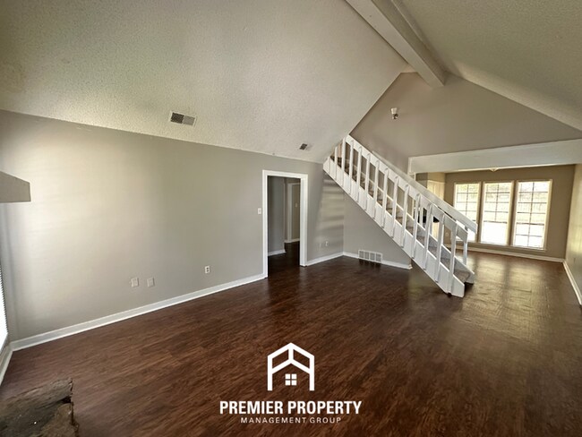 Foto del edificio - Beautiful 3BR/2BA Near Southwind | Soaring Vaulted Ceilings, Fireplace & Fenced Yard