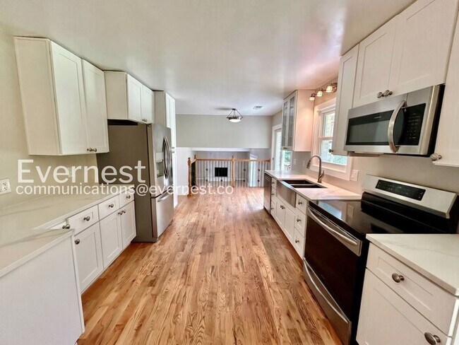 Building Photo - 4 Bed/2.5 Bath Home with Garage / Available Now!