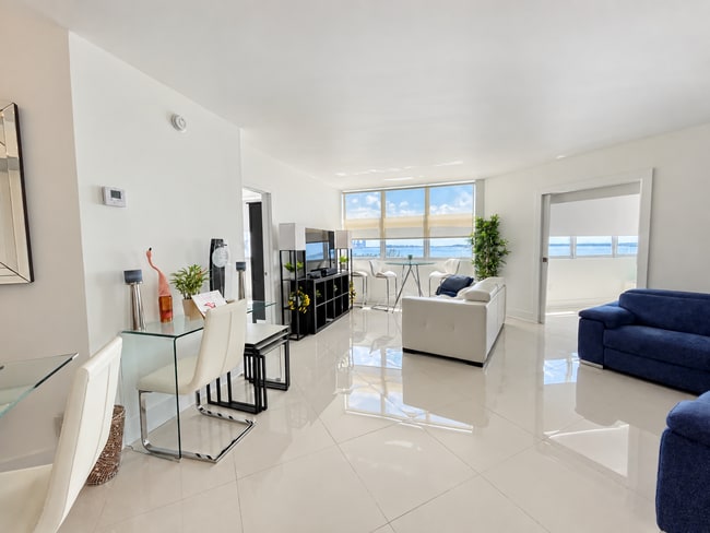 Building Photo - 999 Brickell Bay Dr