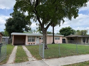 Building Photo - 804 SW 24th Ave