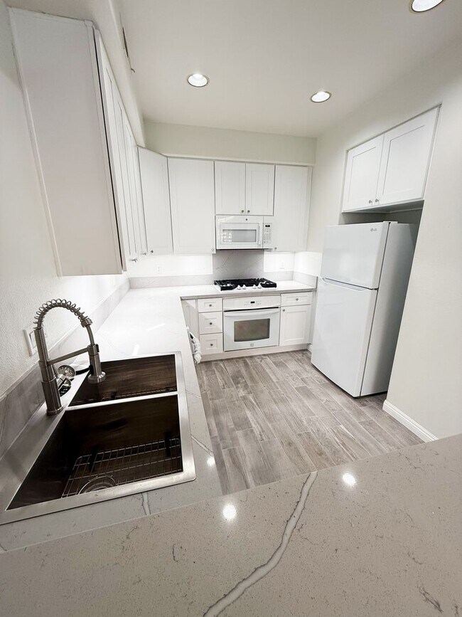 Building Photo - 3 Bed/2.5 Bath End Unit Townhome in Chateau Village