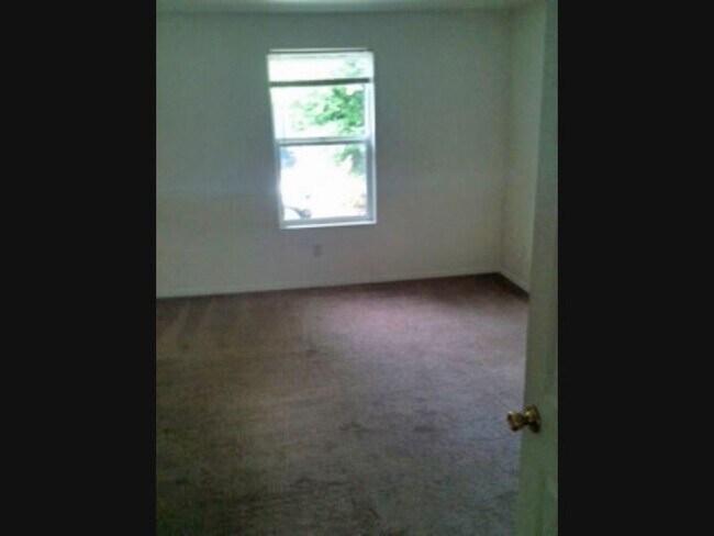 Building Photo - Newer house/condo nestled at end of street...