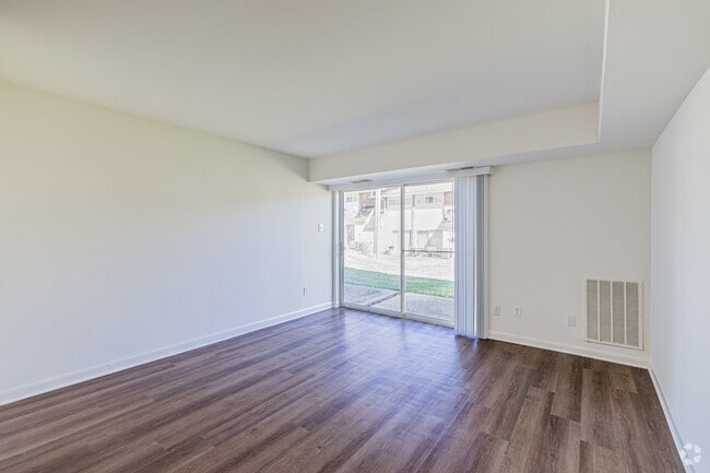 2 habitaciones, 1 baño - 950 pies cuadrados - Sala de estar - Village at the Arbors