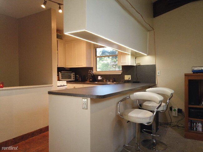 Building Photo - 1120 Hollow Creek Dr