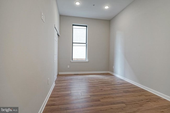 Building Photo - 1827 W Diamond St