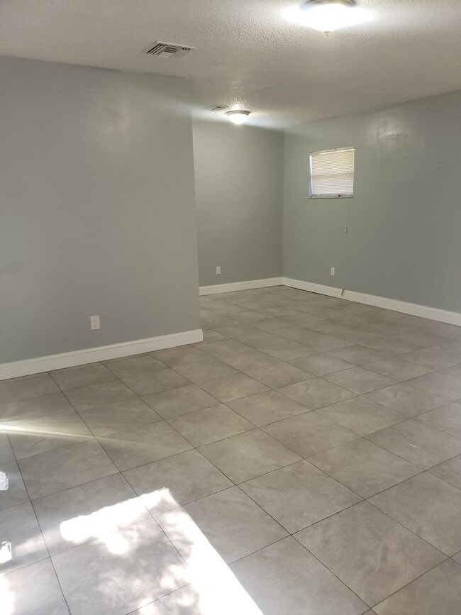 Building Photo - 9406 N Mulberry St