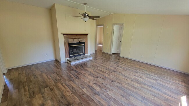 Building Photo - Manufactured Home Available in Anderson