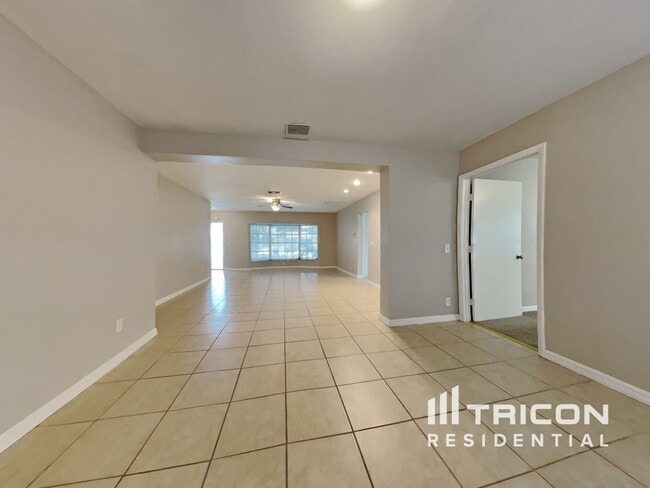 Building Photo - 2131 Greenbriar Blvd