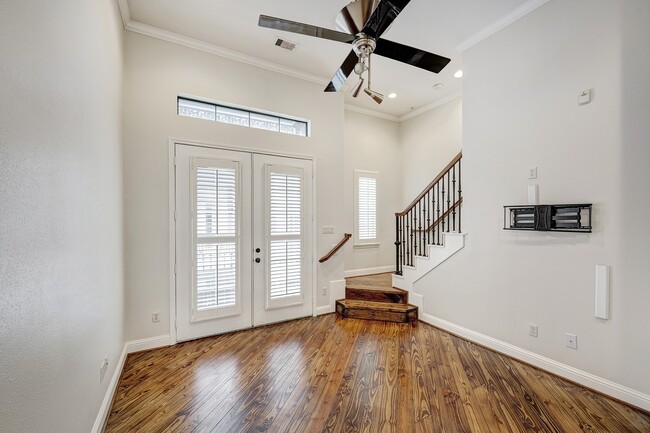 Building Photo - 2346 Camden Dr