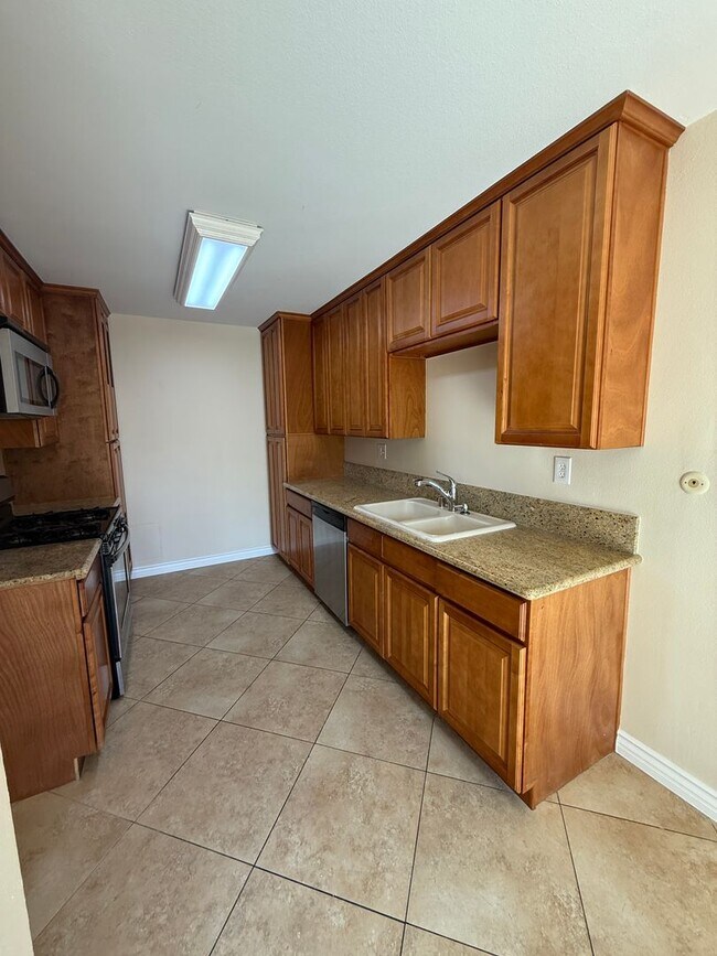 Building Photo - 3 Bedroom Condo for Lease with a 1 Car Garage