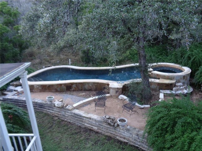 Foto del edificio - 2204 Lakeshore Dr