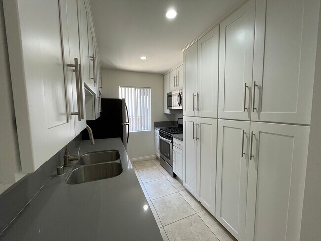 Building Photo - 3724 S Bentley Ave