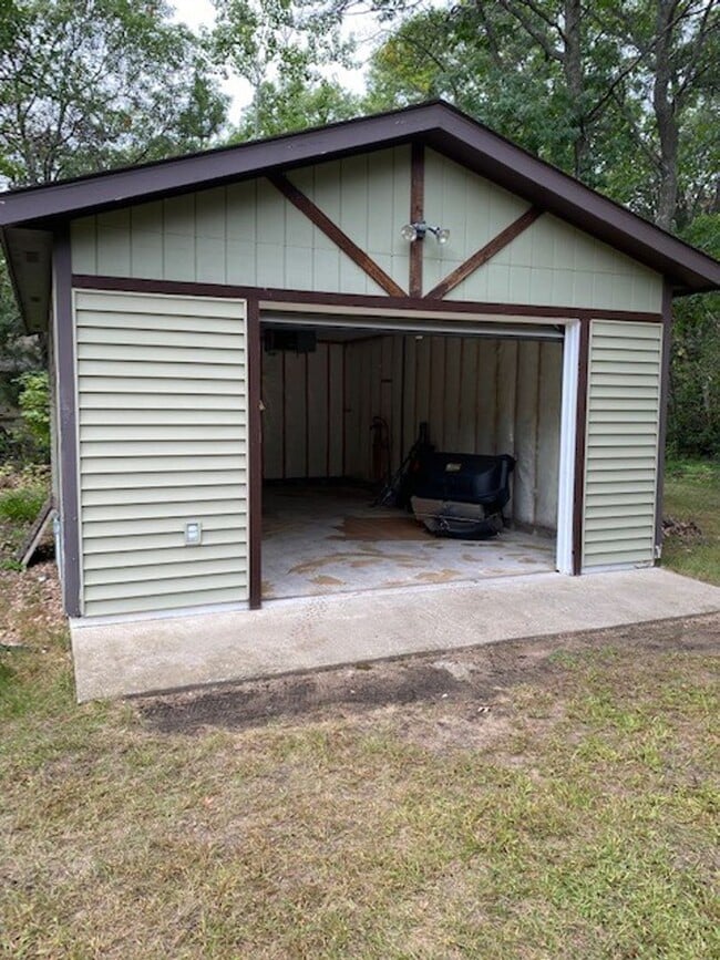 Building Photo - 4 Bedrooms, 2 Bathrooms Single Family Home...