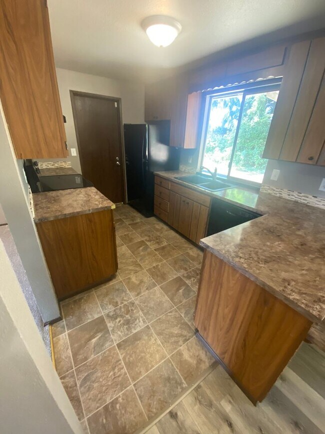Foto del edificio - 3 Bed Room 1.75 Bath , New Floor Covering , New Interior Paint