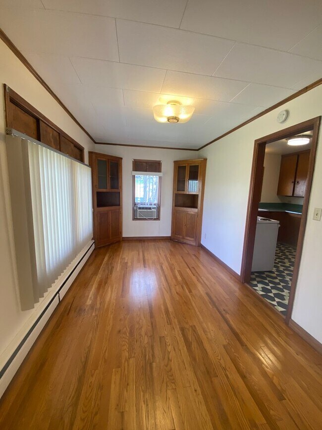 Foto del edificio - 2 bed 1 bath duplex. Less than 3 miles from OIT and Sky Lakes. Geothermal heat, and attached gara...