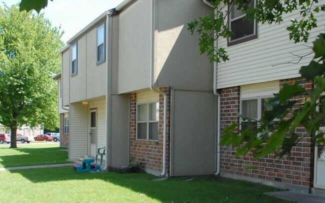 Building Photo - 615 E Airport Dr