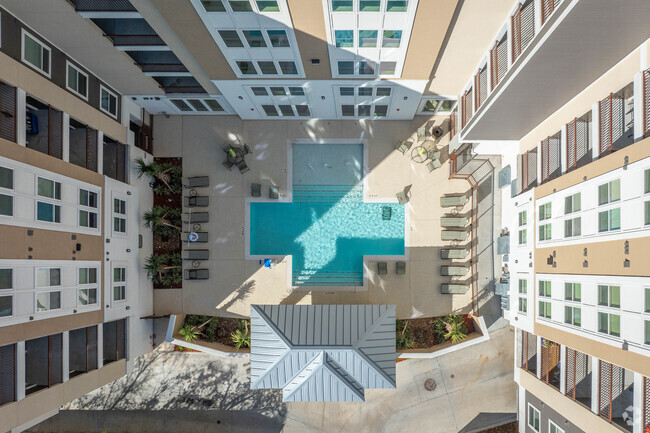 Piscina - Caroline Lofts