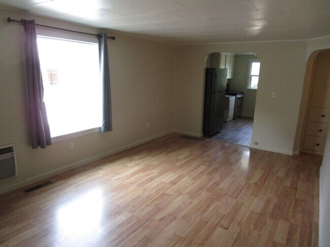 Foto del edificio - 3 Bedroom Home on 3/4 Acre - Available Soon!