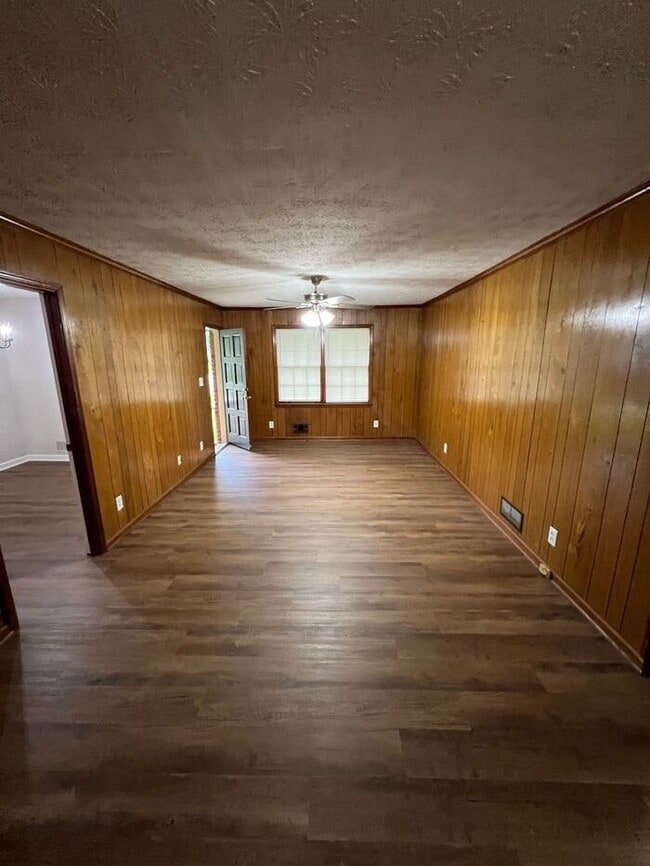 Building Photo - READY NOW!!!! 3 bed 2 bath!