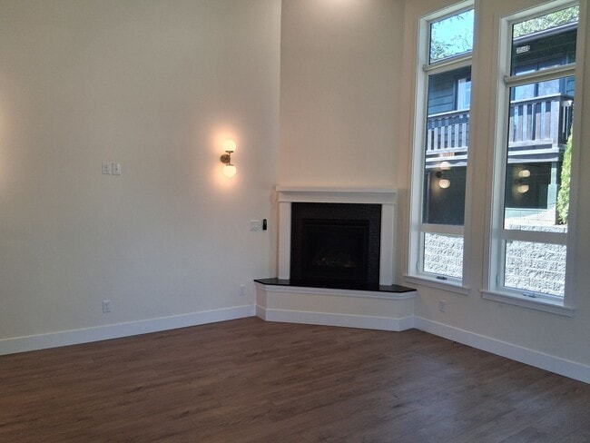 Building Photo - Newly Built Ashland Gem with Fireplace & S...