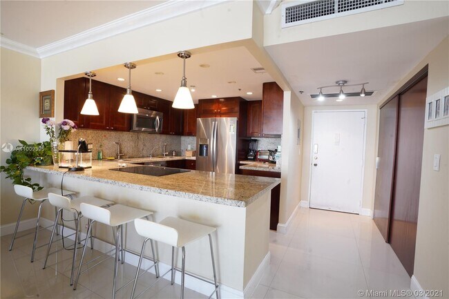 Building Photo - 4101 Pine Tree Dr