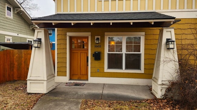 Foto del edificio - Beautiful Three Bedroom House with Garage and Fenced Yard