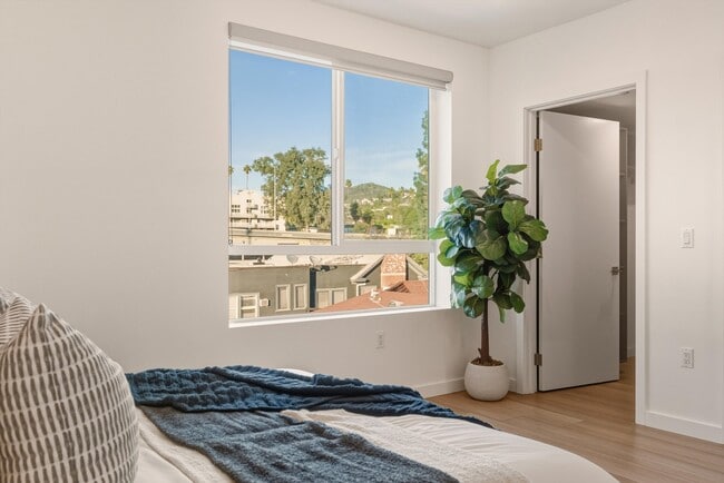 Building Photo - Sophia Hollywood