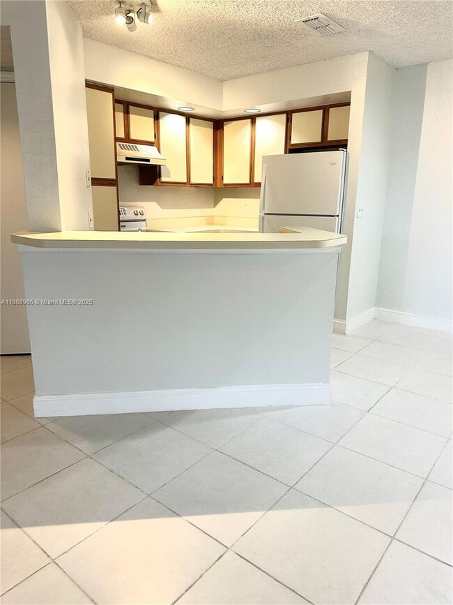 Foto del edificio - 3390 Pinewalk Dr N