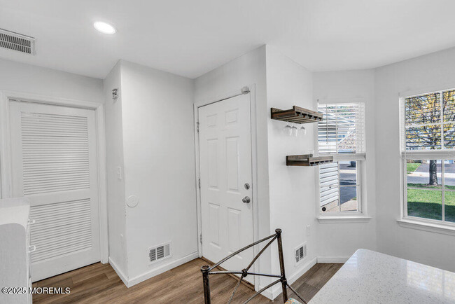 Building Photo - 202 Iris Way
