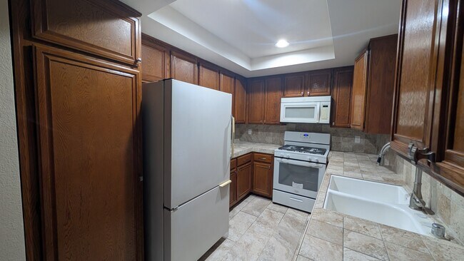 Foto del edificio - 1300 Mayflower Ave