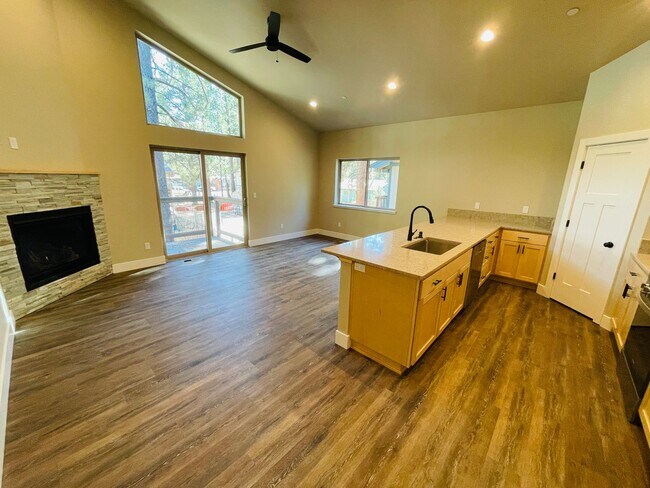 Foto del edificio - 3 bed 2 bath 1 car garage townhouse in Sou...